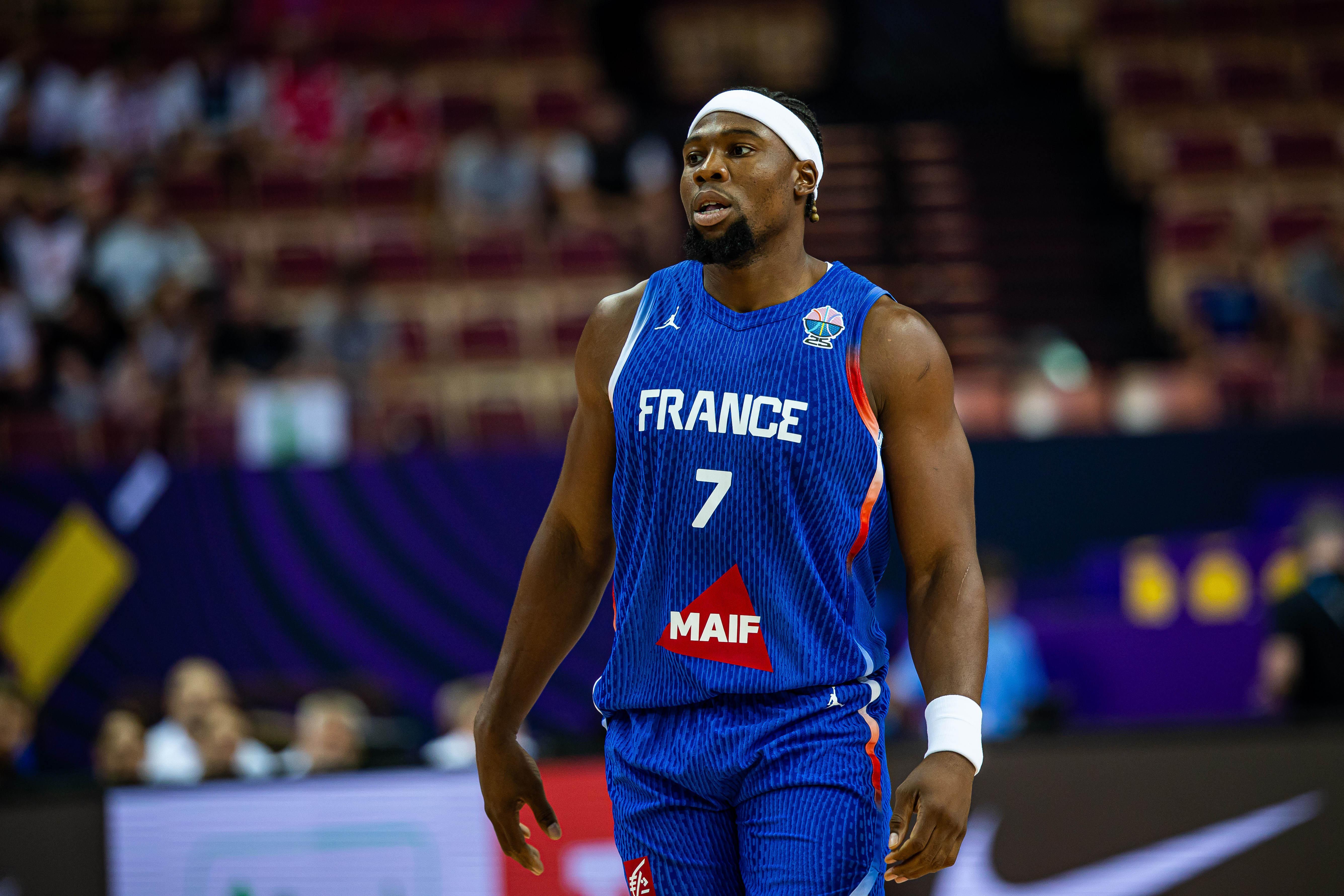 稳定发挥!亚布塞莱5中2&三分3中1拿到6分7篮板2助攻2抢断